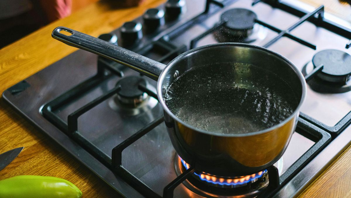 Utiliza poca agua y no pongas tus manos sobre el metal para evitar problemas y quemaduras. Utiliza poca agua y no pongas tus manos sobre el metal para evitar problemas y quemaduras.