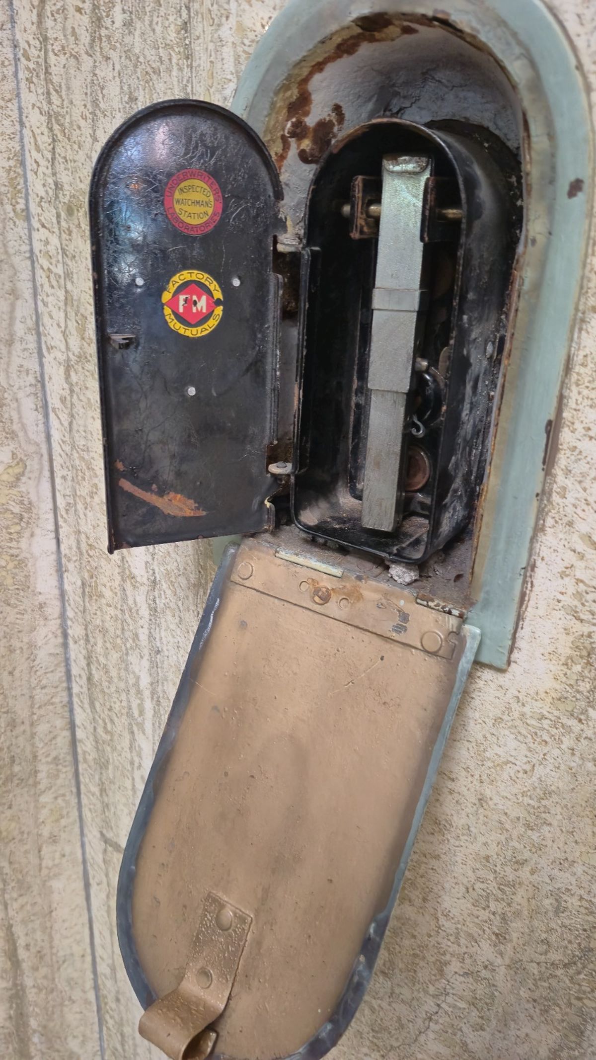 Uno de los mecanismos embutidos en las paredes del pasaje San Mart&iacute;n.