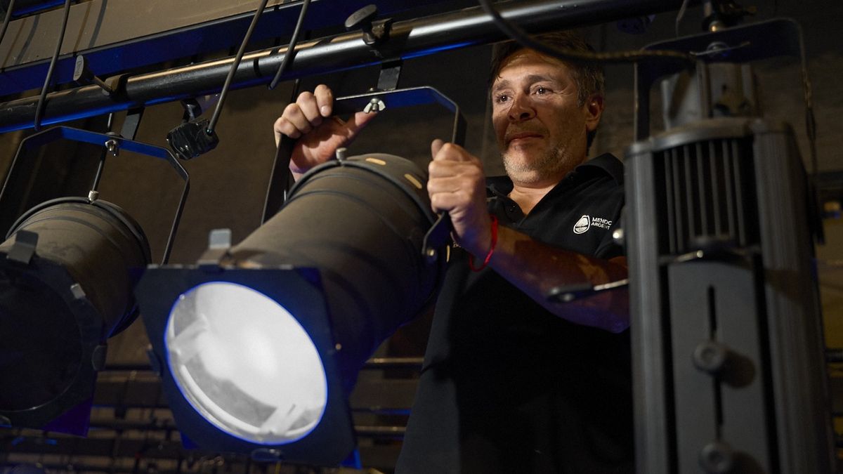 Dawer se especializa en iluminación y celebra que en el teatro permanezca el trabajo artesanal en el montaje con luces halógenas que brindan la magia a cada función. Dawer se especializa en iluminación y celebra que en el teatro permanezca el trabajo artesanal en el montaje con luces halógenas que brindan la magia a cada función.