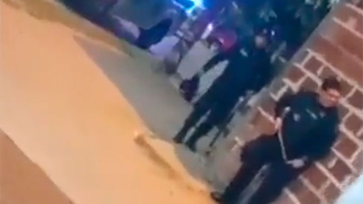 Un policía persiguió a motochorros portando una honda y la llamativa escena se viralizó a través de un video en las redes.