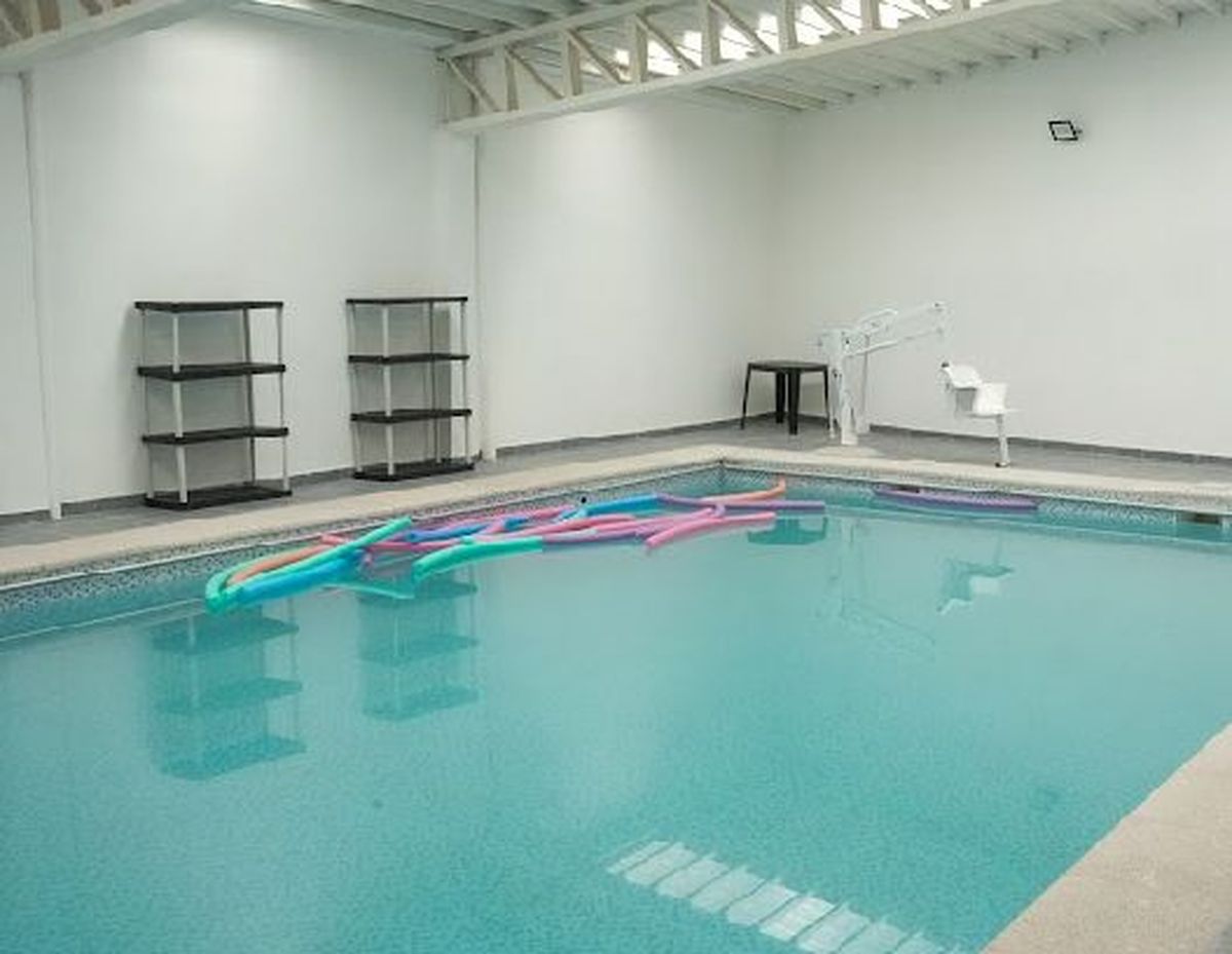 La pileta climatizada está destinada a hidroterapia y rehabilitación. La pileta climatizada está destinada a hidroterapia y rehabilitación.