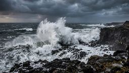 Se esperan olas de hasta 12 metros y fuertes vientos en toda la costa atlántica. Imagen generada con IA.&nbsp;