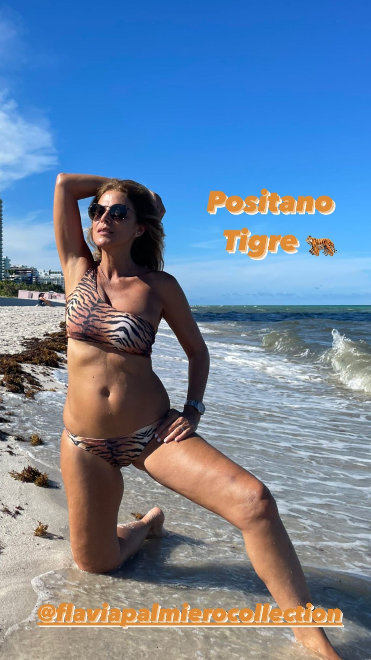 Flavia Palmiero llevó el animal print al extremo con su bikini colaless.