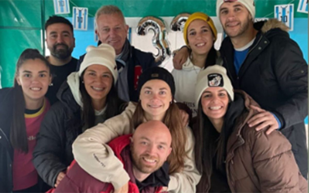 Estefi celebró los 33 con amigos Estefi celebró los 33 con amigos