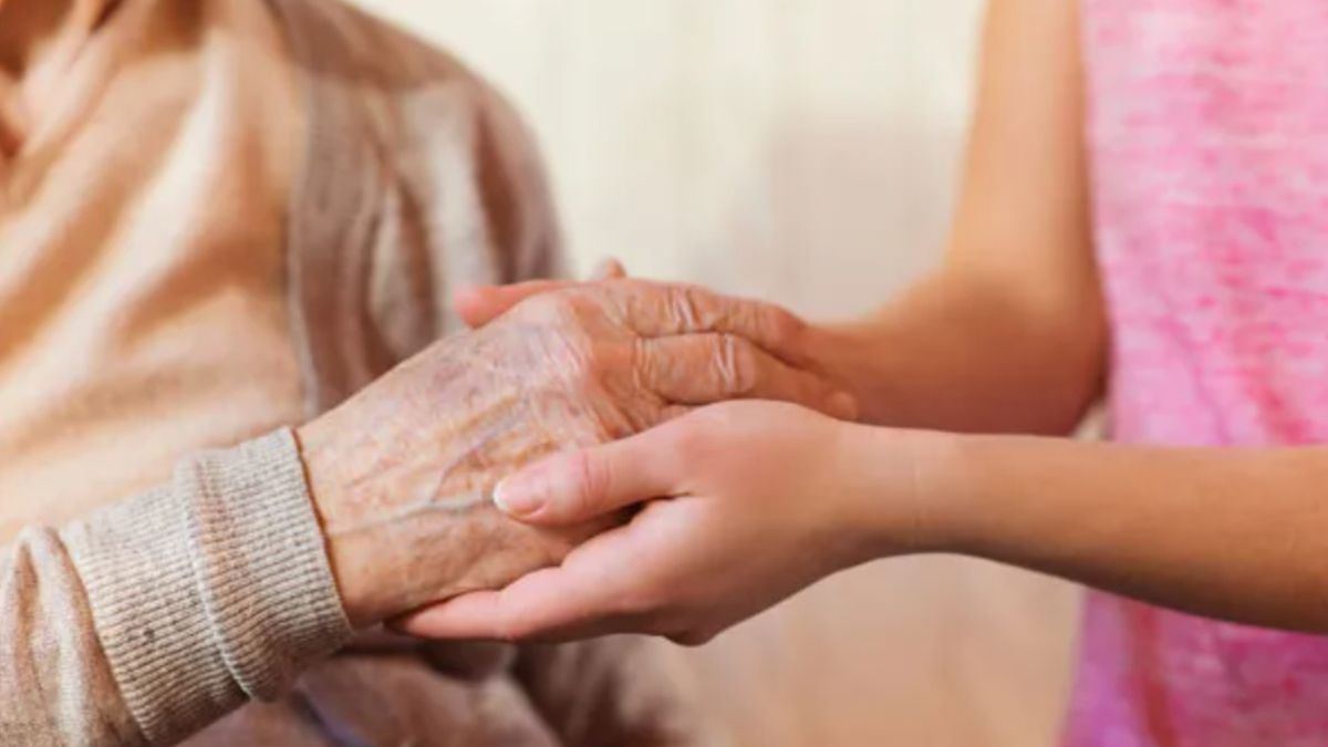 Las cuidadoras de adultos mayores cobrarán el mismo importe que el mes anterior mientras se define la paritaria Las cuidadoras de adultos mayores cobrarán el mismo importe que el mes anterior mientras se define la paritaria