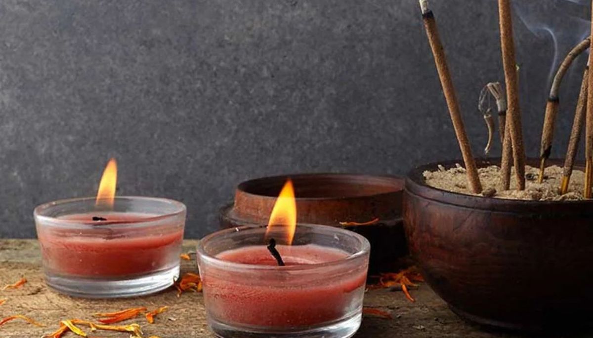 Si quieres dejar de usar sahumerios y velas, puedes preparar un perfume casero para aromatizar tu pieza.