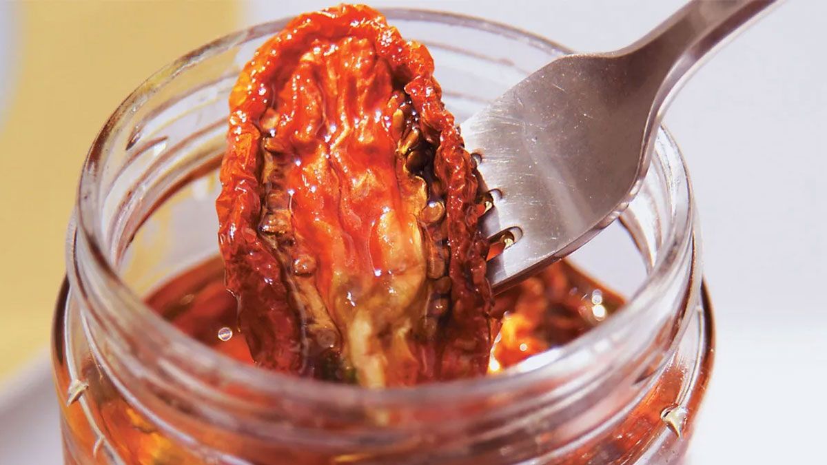 La receta de tomates secos caseros es una delicia que no muchos se pueden resistir.