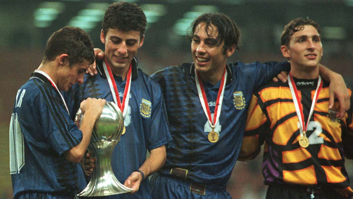 Los campeones de Malasia 1997 con la copa