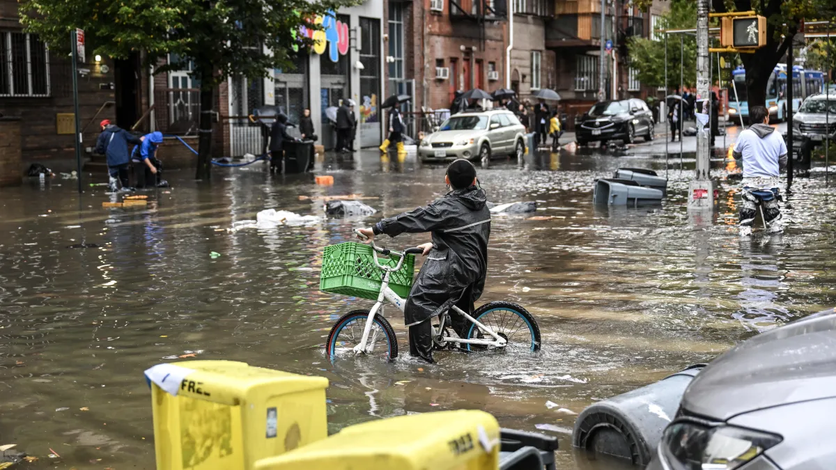 ﻿El efecto de la lluvia y las inundaciones también se magnifica en el sistema de metro de Nueva York debido a su naturaleza porosa.