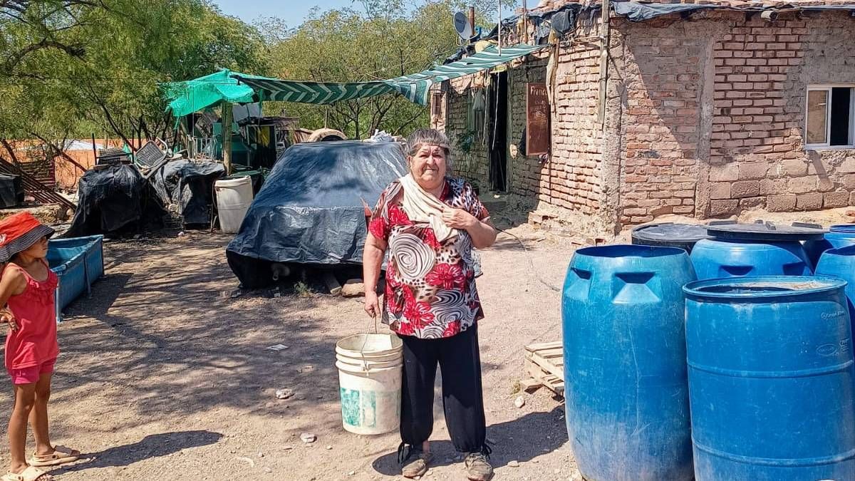 Gladys Flores no tiene ventilador. Se refugia en un pañuelo mojado ante la falta de agua y el calor en El Challao. Foto: Gentileza.