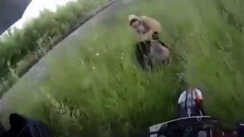 Video: motociclista sorprendió a una pareja entre los yuyos 