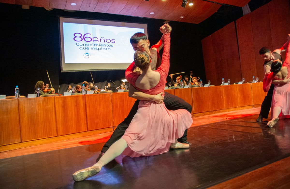 En la celebración de los 86 años de la UNCuyo hubo lugar para la música y la danza. En la celebración de los 86 años de la UNCuyo hubo lugar para la música y la danza.