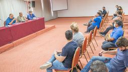 Dueños de boliches escuchan a los funcionarios durante la reunión.