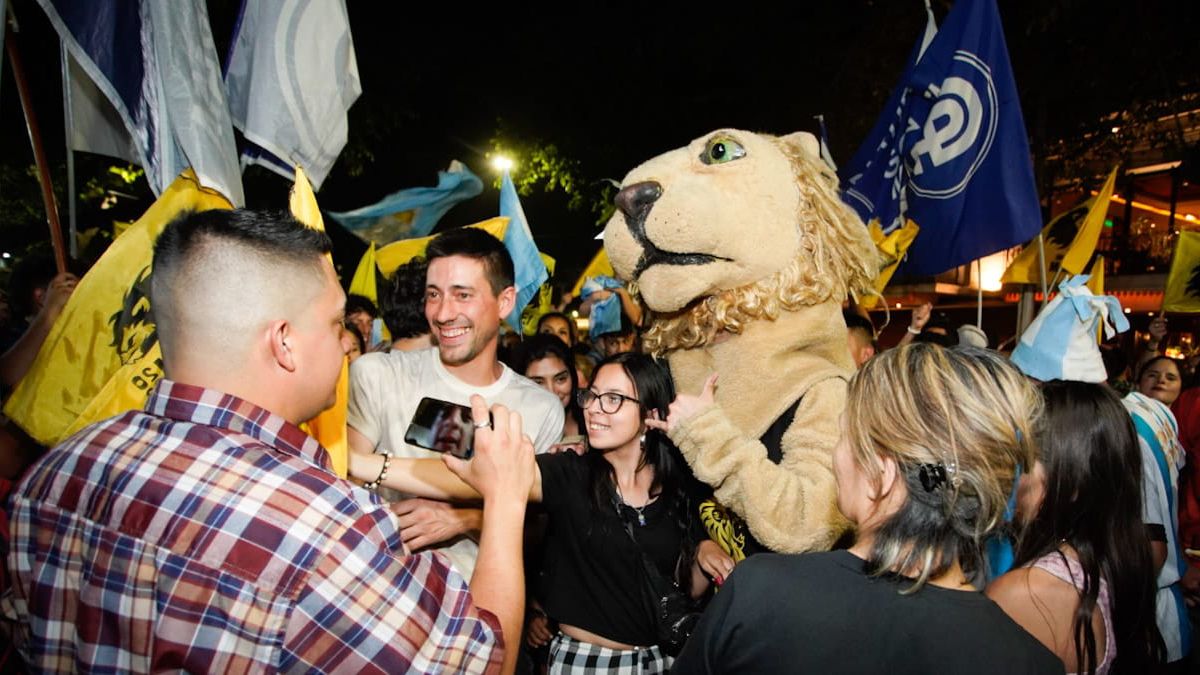 El famoso León. Adentro había un militante de Milei que en la tarde fue a fiscalizar. El famoso León. Adentro había un militante de Milei que en la tarde fue a fiscalizar.