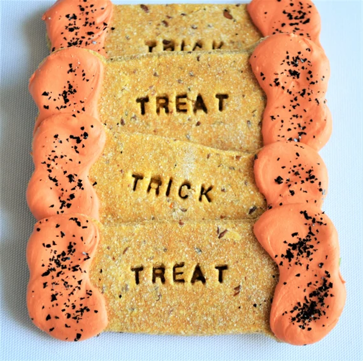 Asegúrate de mantener los dulces fuera del alcance de las mascotas para evitar accidentes y visitas no deseadas al veterinario. Asegúrate de mantener los dulces fuera del alcance de las mascotas para evitar accidentes y visitas no deseadas al veterinario.