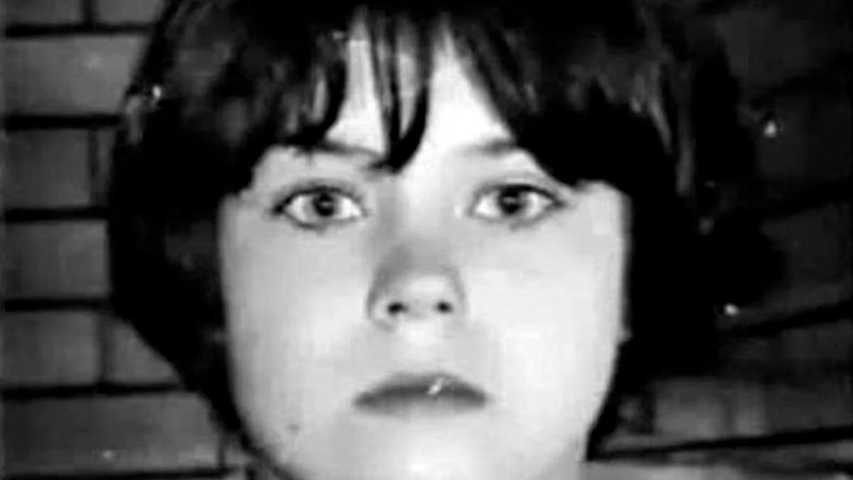 Mary Flora Bell es una mujer inglesa que, cuando era una niña de 11 años, en 1968 estranguló hasta la muerte a dos niños en Newcastle.
