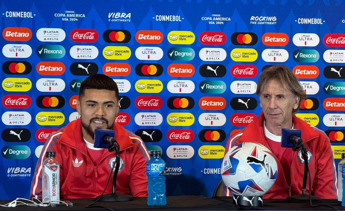 Paulo Díaz y Ricardo Gareca en la previa del partido entre Chile y la Selección argentina por la Copa América. Paulo Díaz y Ricardo Gareca en la previa del partido entre Chile y la Selección argentina por la Copa América.