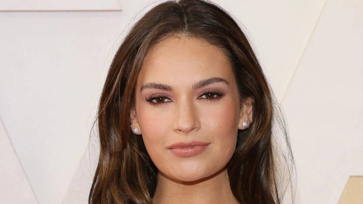 Lily James, protagonista de Rebeca, la película subida de tono y escalofriante de Netflix.