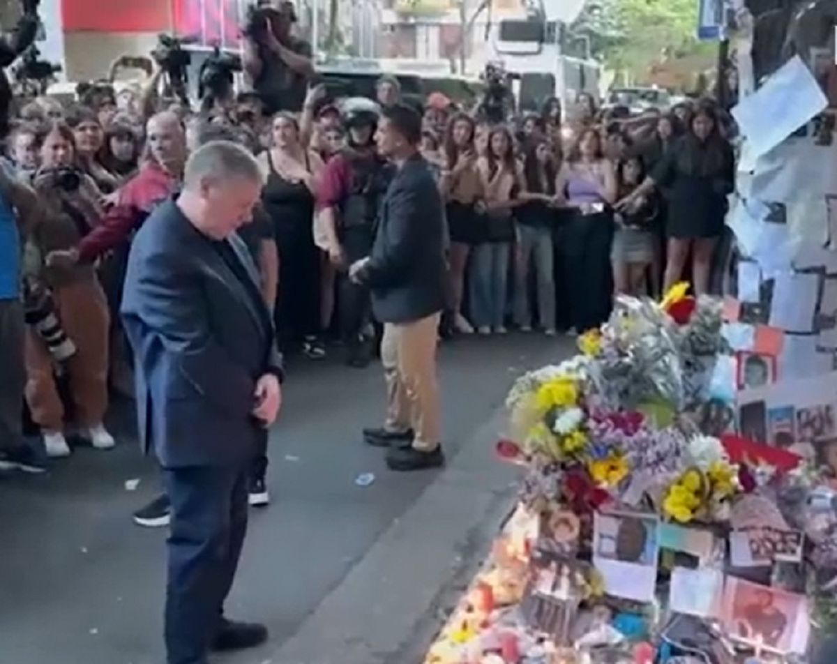 El padre de Payne acercándose al homenaje hecho por fans de Buenos Aires. El padre de Payne acercándose al homenaje hecho por fans de Buenos Aires.