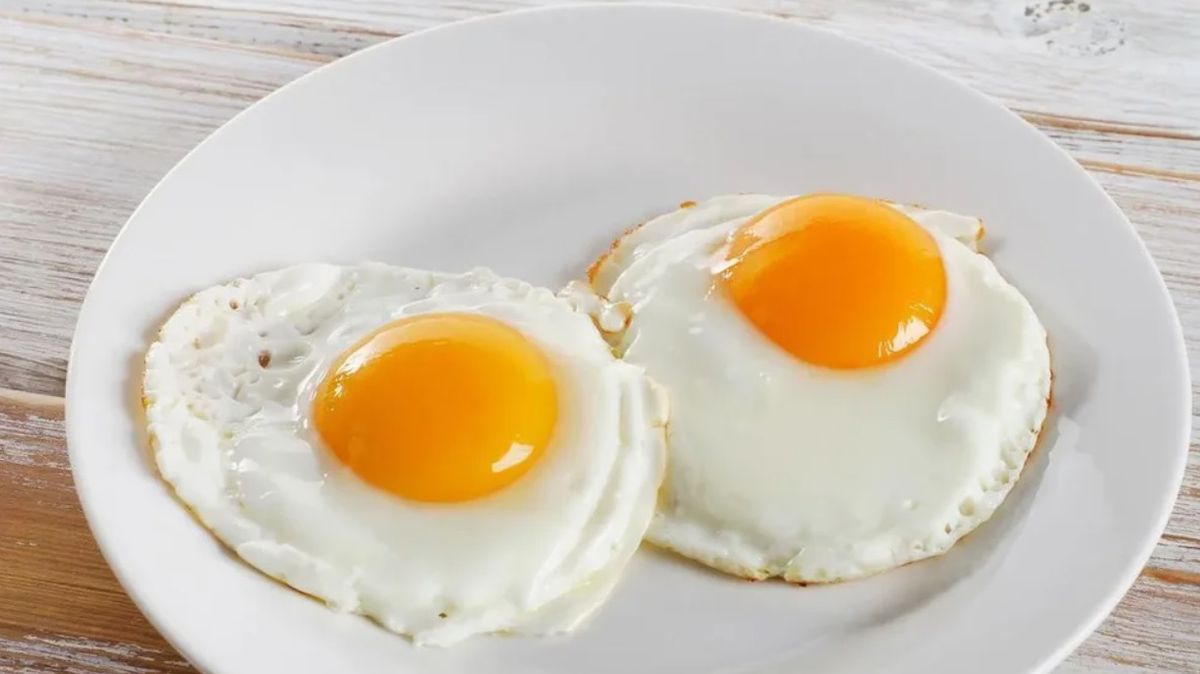 Los médicos recomiendan consumir dos huevos al día sin problema, aunque acompañados con otros alimentos saludables Los médicos recomiendan consumir dos huevos al día sin problema, aunque acompañados con otros alimentos saludables