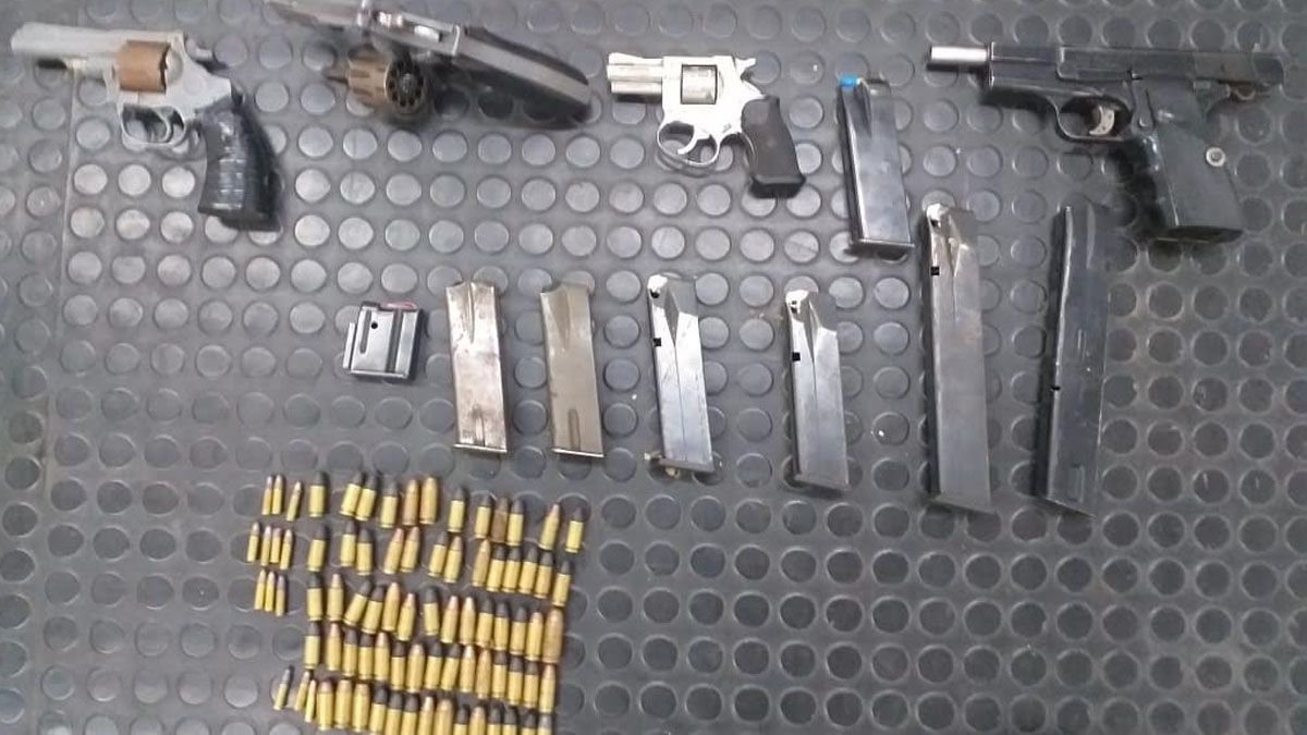Encontraron tres revólveres calibre 22 y una pistola calibre 9 mm., además de 200 cartuchos de distintos calibres.