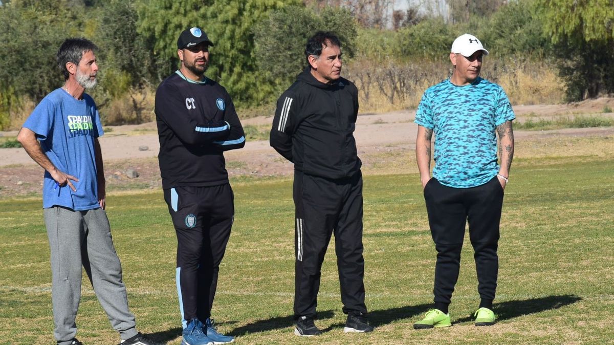 El cuerpo técnico de Gutiérrez Sport Club: Martín Pupato, Gabriel Bonavia, Darío Alaniz junto a su hermano Rodrigo, uno de los ayudantes del Lechuga. El cuerpo técnico de Gutiérrez Sport Club: Martín Pupato, Gabriel Bonavia, Darío Alaniz junto a su hermano Rodrigo, uno de los ayudantes del Lechuga.