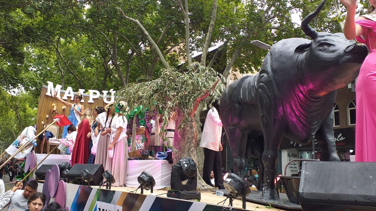La reina Trinidad Guidarelli de Maipú, pasó con su llamativo carro por el Carrusel en la Vendimia 2025. La reina Trinidad Guidarelli de Maipú, pasó con su llamativo carro por el Carrusel en la Vendimia 2025.