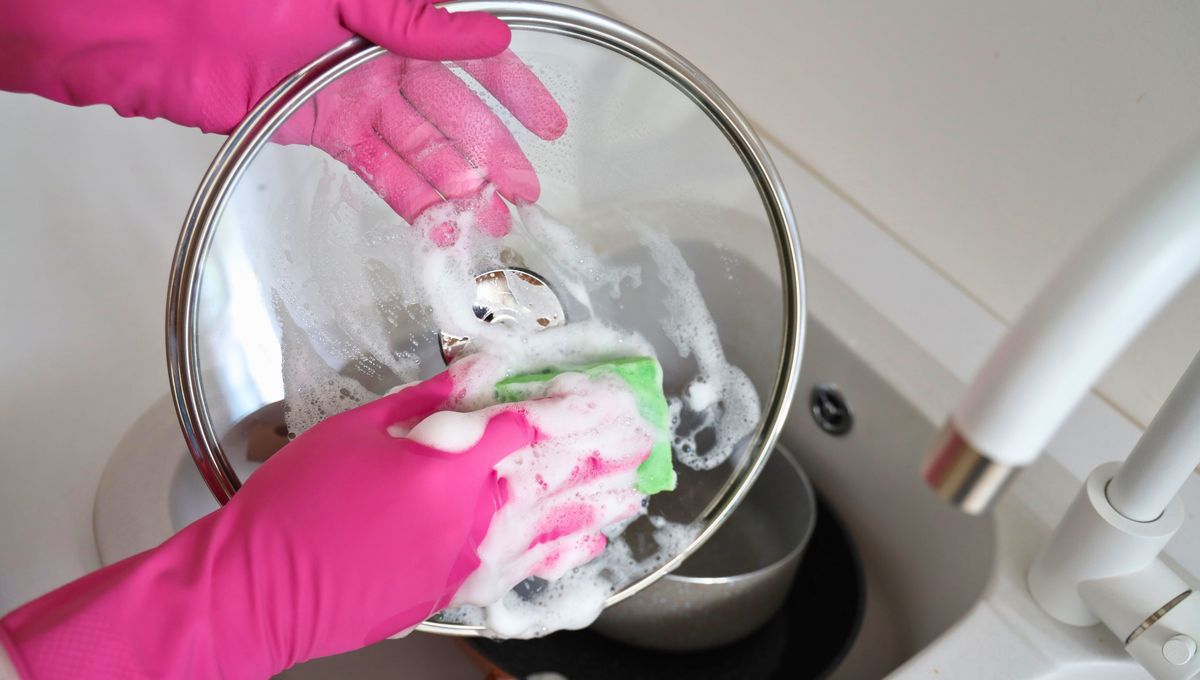 Desarma y limpia la tapa de tu olla. Desarma y limpia la tapa de tu olla. 