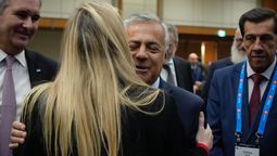 El gobernador Alfredo Cornejo junto a la secretaria de Presidencia, Karina Milei, en la feria de minería en Canadá.