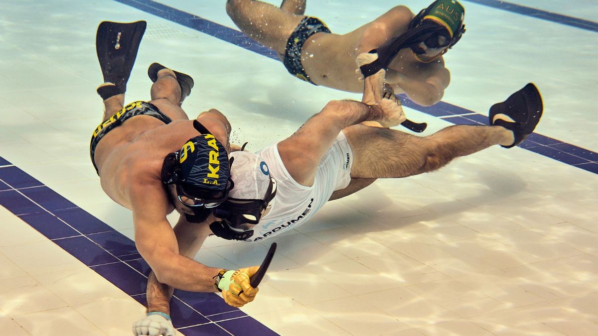 El hockey subacuático —también conocido como UWH (Underwater Hockey)— no es un deporte masivo y se juega en el fondo de una piscina. El hockey subacuático —también conocido como UWH (Underwater Hockey)— no es un deporte masivo y se juega en el fondo de una piscina.