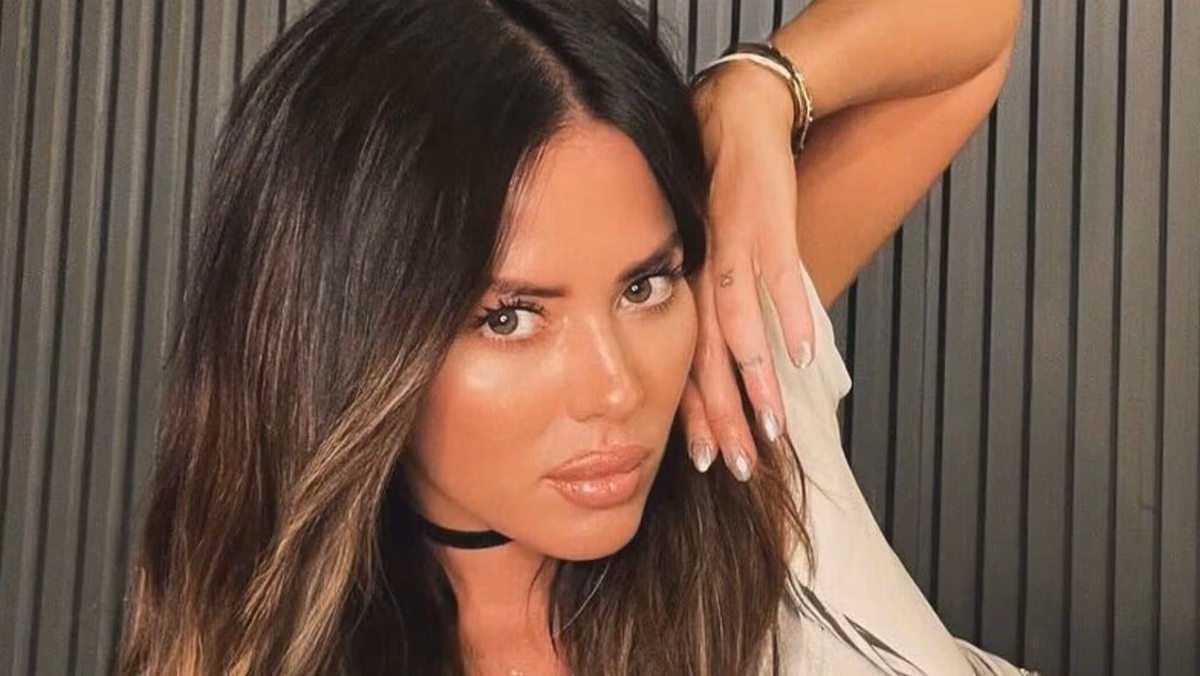 Karina Jelinek decreta que el corporate core se lleva con bodychains y underboob