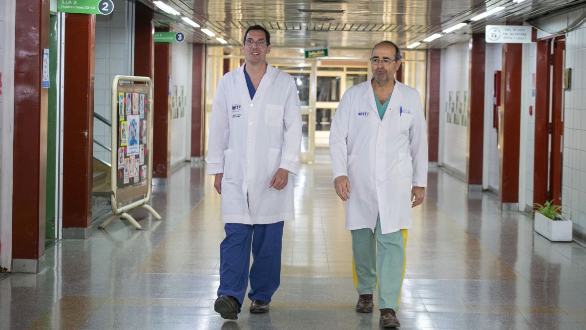 Satisfechos. Los doctores cabezas de equipo Alejandro Morales Ciancio y José Castro dejaron sentado un importante hito en cuanto a los avances de salud de la medicina pública de Mendoza. Satisfechos. Los doctores cabezas de equipo Alejandro Morales Ciancio y José Castro dejaron sentado un importante hito en cuanto a los avances de salud de la medicina pública de Mendoza.