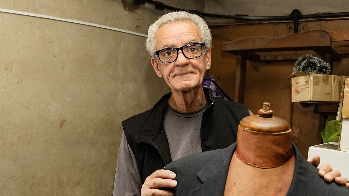 En 2014 se animó. Desde entonces trabaja de manera independiente en su taller de Guaymallén, donde recibe encargos y realiza arreglos de todo tipo. En 2014 se animó. Desde entonces trabaja de manera independiente en su taller de Guaymallén, donde recibe encargos y realiza arreglos de todo tipo.