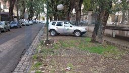 Más críticas por autos mal estacionados: Coche oficial en la vereda de una escuela