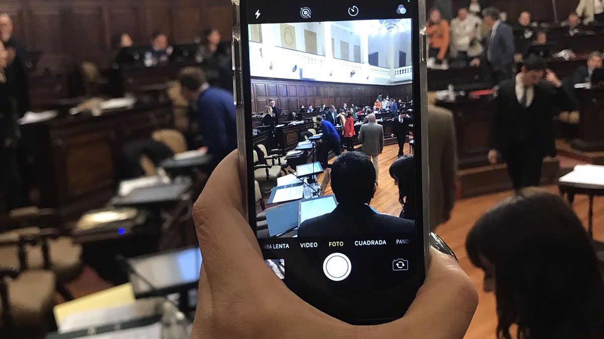 Una foto que tomó el senador Lucas Ilardo (FdT) al comenzar la caliente sesión de este martes.