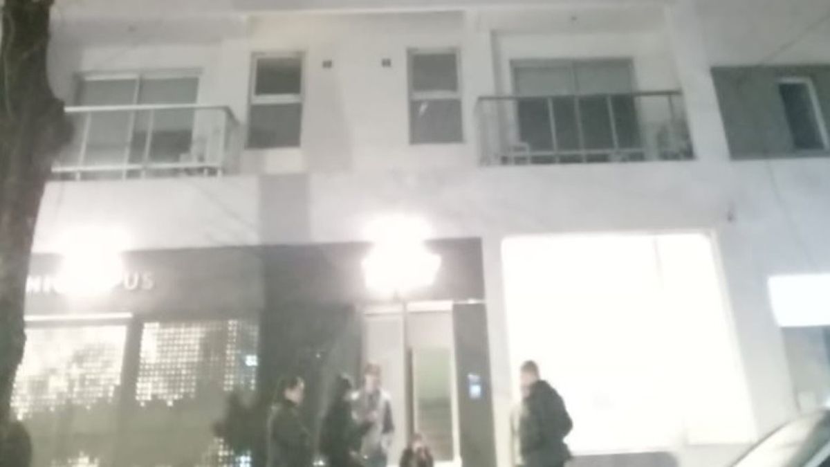 Los investigadores y Policía Científica trabajaron hasta la madrugada en el edificio donde un hombre se tiró desde la terraza, en La Plata