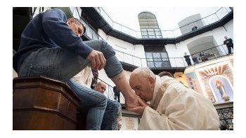 El Papa  hizo el tradicional lavado de pies de presos no católicos
