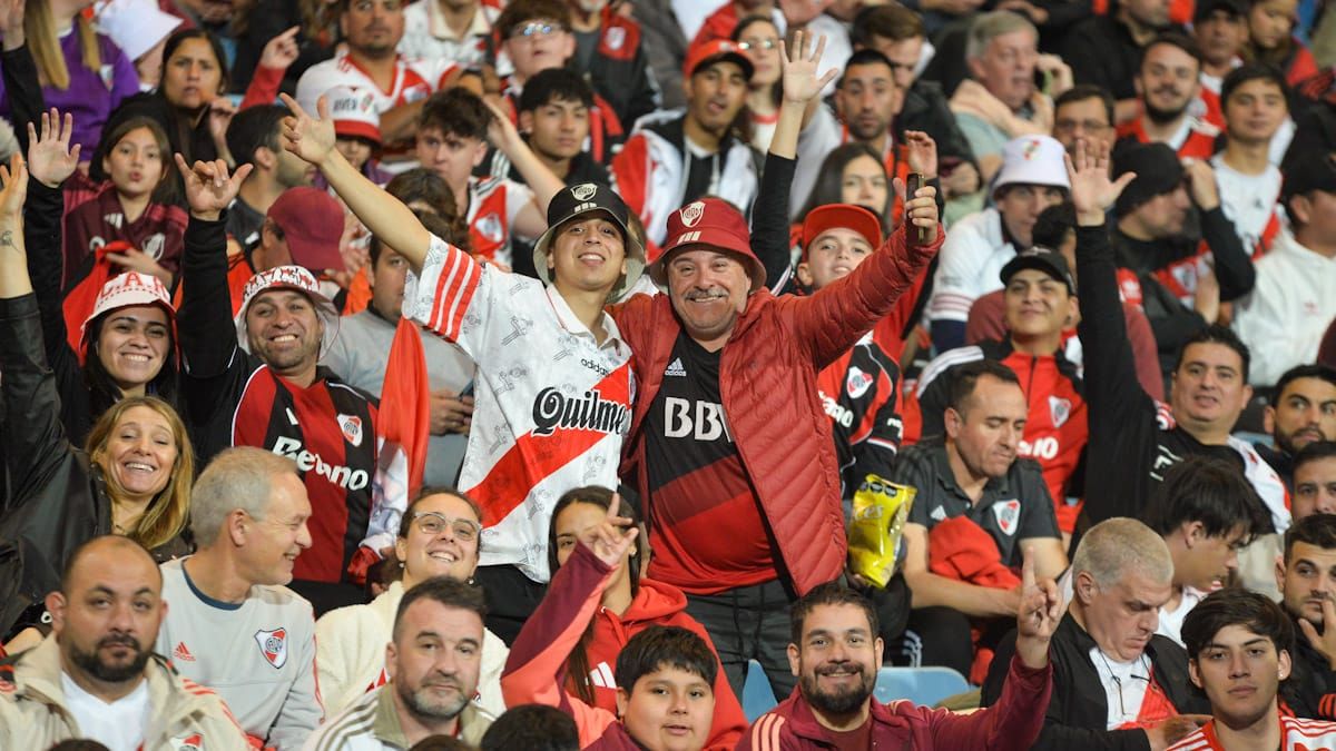 Los hinchas de River coparon el Malvinas.