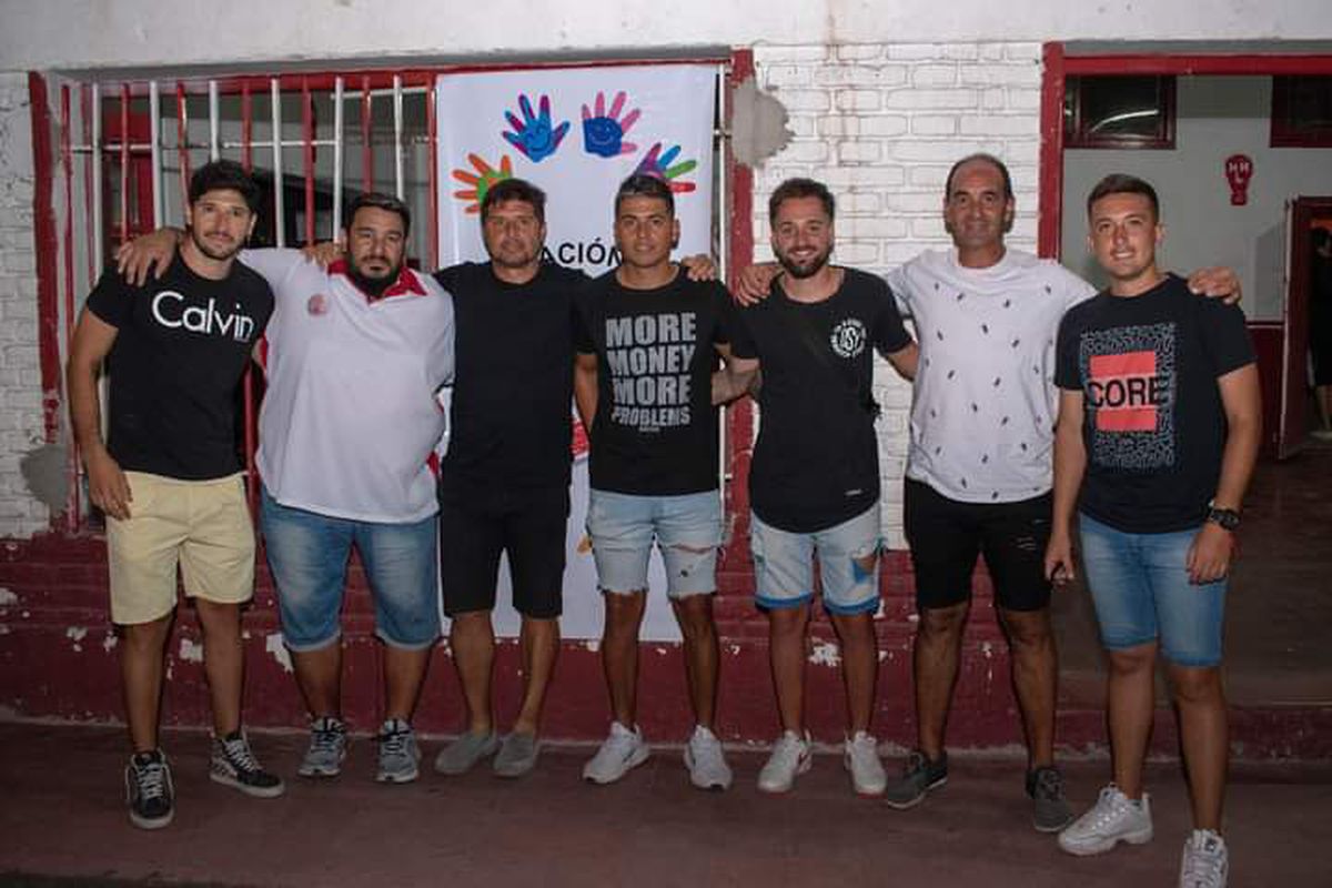 El cuerpo técnico de Huracán Las Heras, Joan Aparicio, Pablo Echagüe, el entrenador Alejandro Abaurre, Nicolás Videla, Gonzalo Rodríguez, Adrián Rodríguez y Abdo Alí, el ayudante de campo.