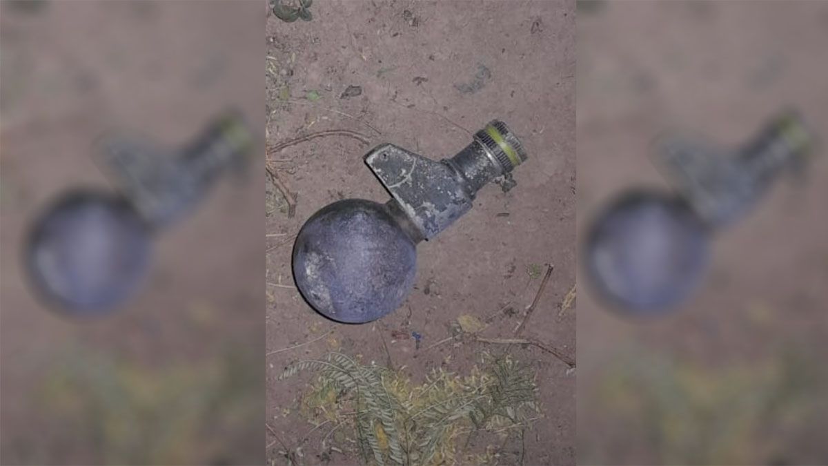 La granada fue lanzada hacia el patio de la Comisaría 33, del barrio San Martín, en Capital. La granada fue lanzada hacia el patio de la Comisaría 33, del barrio San Martín, en Capital.