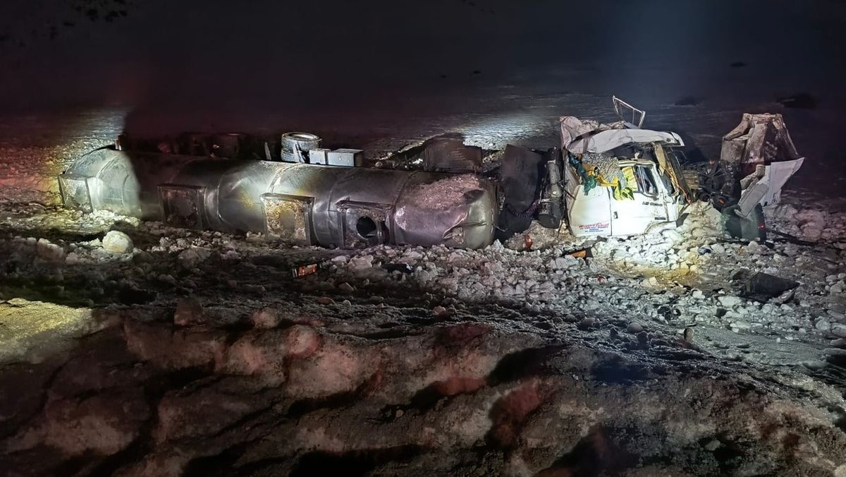 Así quedó el camión accidentado en los Caracoles. 