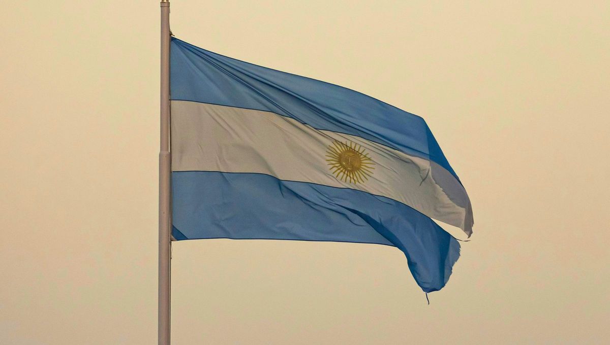 La historia que no quieren que sepas de la primera bandera argentina: se conserva en otro país. Foto Canva