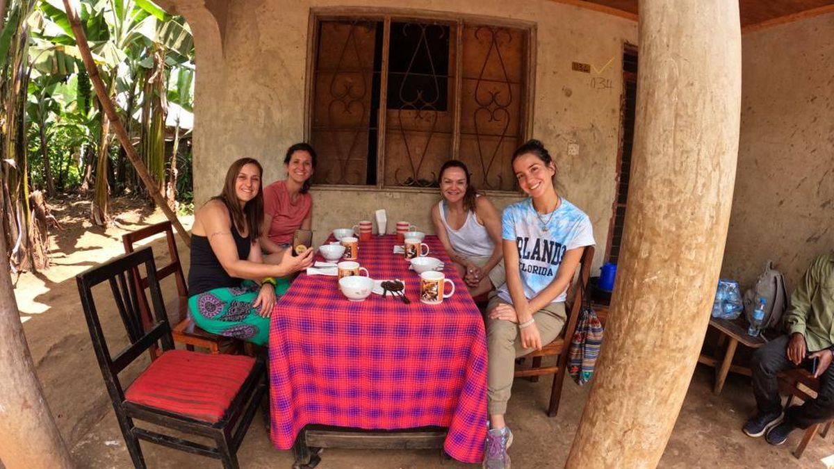 En Tanzania, en una vivienda típica durante una de las expediciones de En Tanzania, en una vivienda típica durante una de las expediciones de