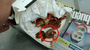 ¡Qué asco! encontró la cabeza de una rata en la hamburguesa