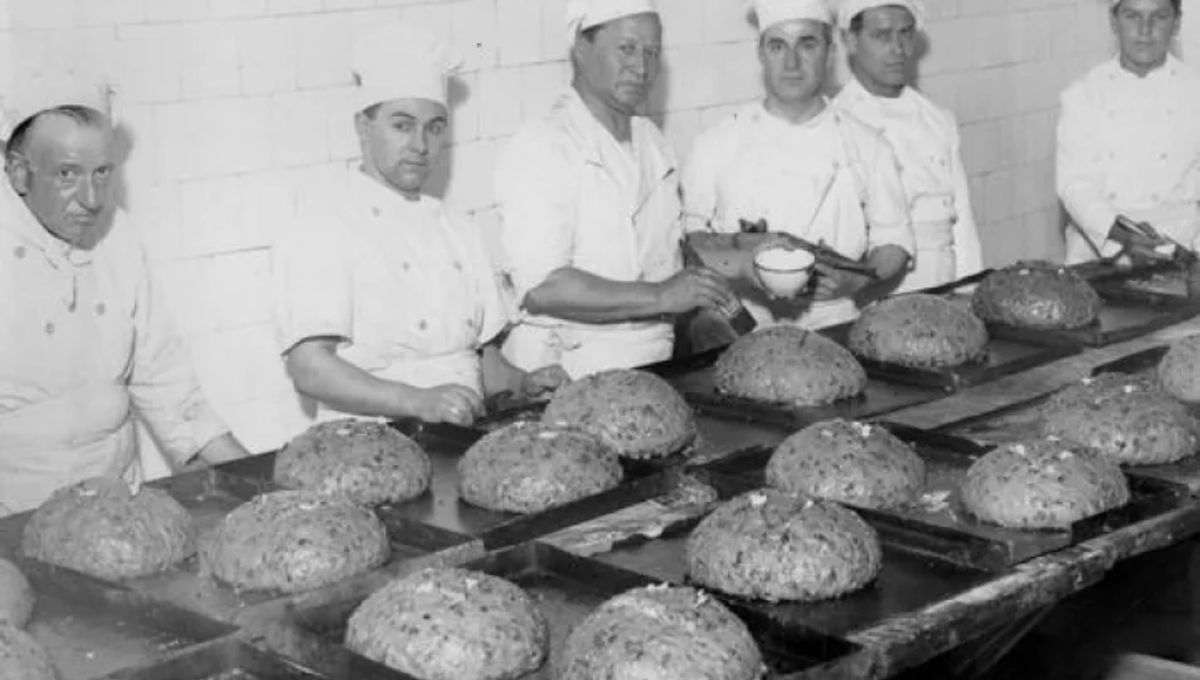 El pan dulce italiano original se prepara con frutas abrillantadas y frutos secos. El pan dulce italiano original se prepara con frutas abrillantadas y frutos secos. 