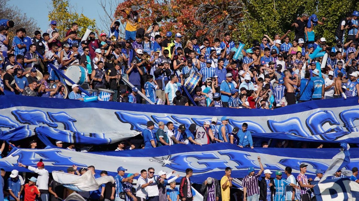 Los hinchas se Godoy Cruz alentaron a su equipo en el Víctor Legrotaglie.