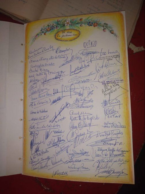 Uno de los pergaminos firmados por los 50 años de la escuela Cano por docentes y ex alumnos como Quino, que estampó su rúbrica en la parte superior derecha.