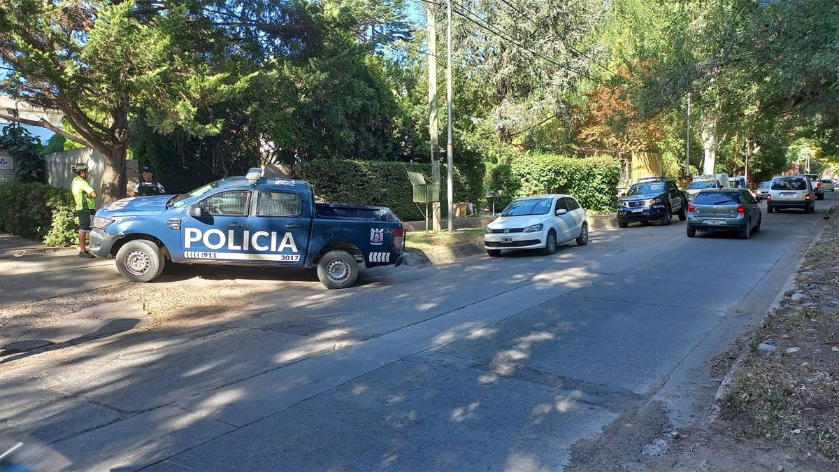 La mujer de 26 años que manejaba su auto en compañía de sus dos hijas por Luján, intentó esquivar un pozo de calle Brandsen, pero perdió el control y chocó contra un carolino. Imagen ilustrativa.