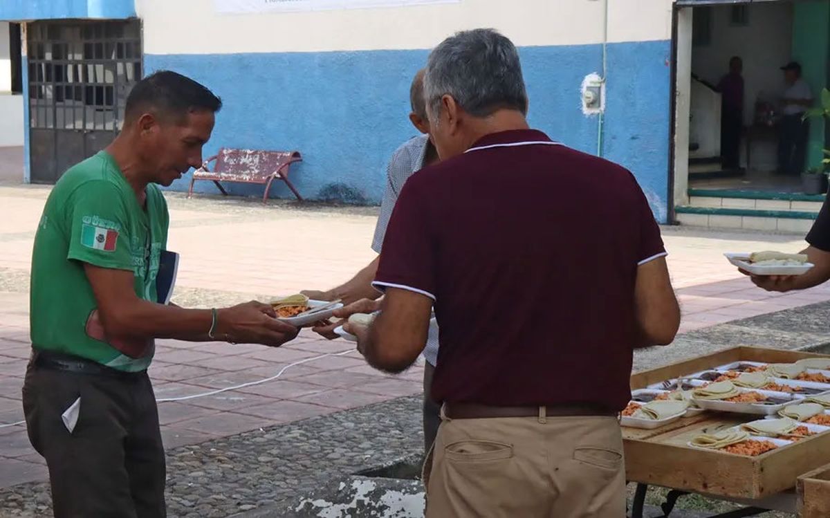 Una persona recibe alimentos durante la espera para resolver, su situación en Tapachula, en el estado de Chiapas en México. Crédito: EFE/Juan Manuel Blanco. Una persona recibe alimentos durante la espera para resolver, su situación en Tapachula, en el estado de Chiapas en México. Crédito: EFE/Juan Manuel Blanco.