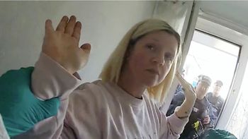 Envenenó a su padre, apuñaló a su madre y convivió con los cadáveres en 